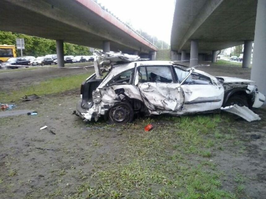 Samochód spadł z wiaduktu w Łodzi