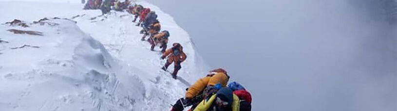 Śmiertelna kolejka na Mount Everest. 