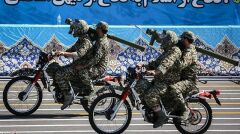 Na irańskich paradach częstym widokiem są proste cywilne motocykle terenowe. Pasażer jest &quot;operatorem uzbrojenia&quot;, w tym wypadku ręcznej rakiety przeciwlotniczej