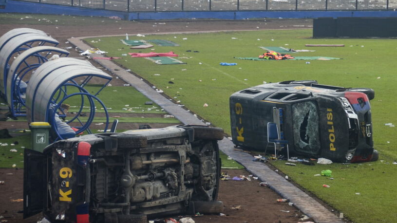 Zamieszki po meczu piłkarskim w Indonezji. Policja: nie żyje co najmniej 129 osób
