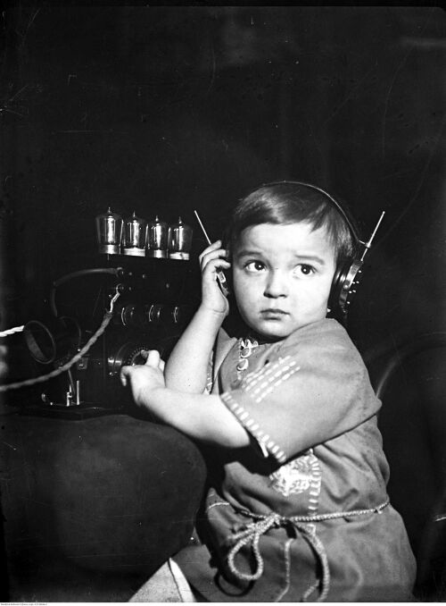 Album &quot;100x100&quot;: Dziewczynka podczas słuchania radia (sygn. 1-P-2262a-4) - 309 polubień