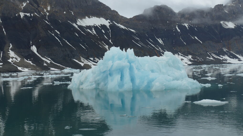 Góra lodowa – efekt cielenia się lodowca Paierl na Spitsbergenie