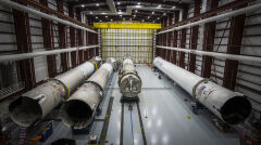 Cztery rakiety Falcon 9 po powrocie na Ziemię czekające na Przylądu Canaveral na przegląd i ewentualny ponowny lot