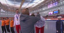 Ceremonia medalowa po biegu drużynowym panczenistów na IO w Soczi