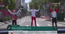 Tokio. Ceremonia kwiatowa po zwycięstwie Dawida Tomali w chodzie sportowym na 50km