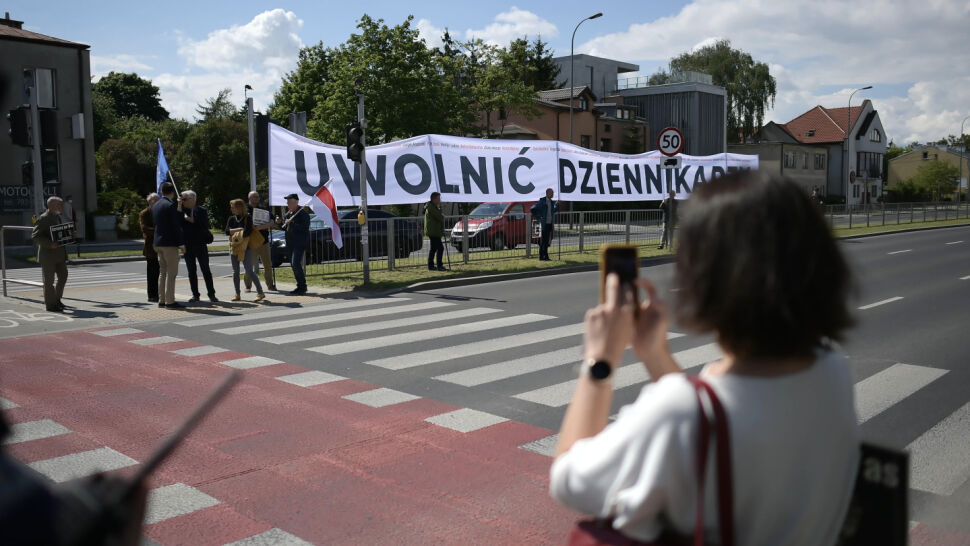 "Musimy walczyć o wolne media". Polscy dziennikarze pikietowali przed ambasadą Białorusi