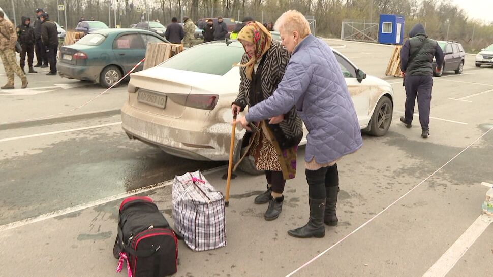 Ukraińcy uciekają z atakowanych przez Rosjan miast. "Mariupol praktycznie starli z powierzchni ziemi"