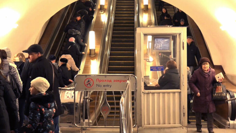 Znika symbol moskiewskiego metra. Pilnujące porządku i schodów "babuszki" zastąpią mechanicy