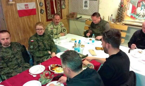 Afganistan: ekipa Faktów podczas bożonarodzeniowego obiadu z gen. bryg. Cezarym Podlasińskim, dowódcą polskiego kontyngentu w Afganistanie 