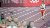 Tokio 2020. Michał Rozmys stracił buta w biegu na 1500 metrów, kobieca sztafeta 4x400 powalczy o złoto