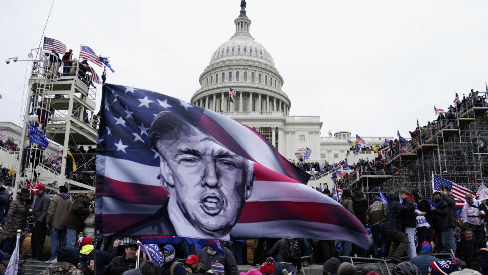 Zwolennicy Trumpa wdarli się do Kapitolu. Głosy elektorskie ostatecznie zatwierdzone