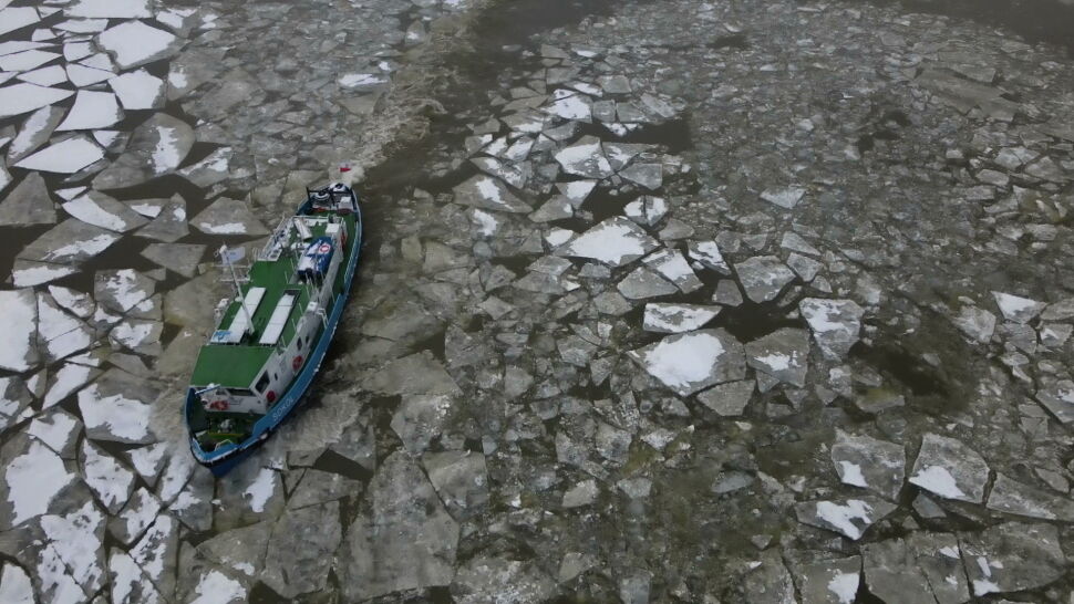 Lód na Wiśle powoduje zagrożenie powodziowe. Na rzekę wypłynęły lodołamacze