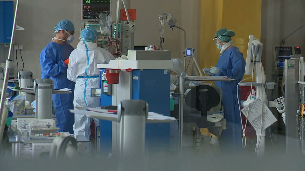 Czwarta fala zachorowań na COVID-19 paraliżuje polski system ochrony zdrowia