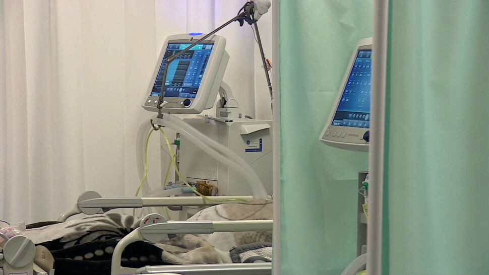Rośnie liczba zgonów z powodu COVID-19 w Polsce. Pod respiratory trafia coraz więcej osób