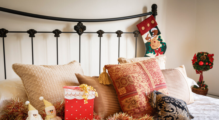 Poduszki świąteczne – wzory, pomysły. Jak ozdobić sypialnię na święta?